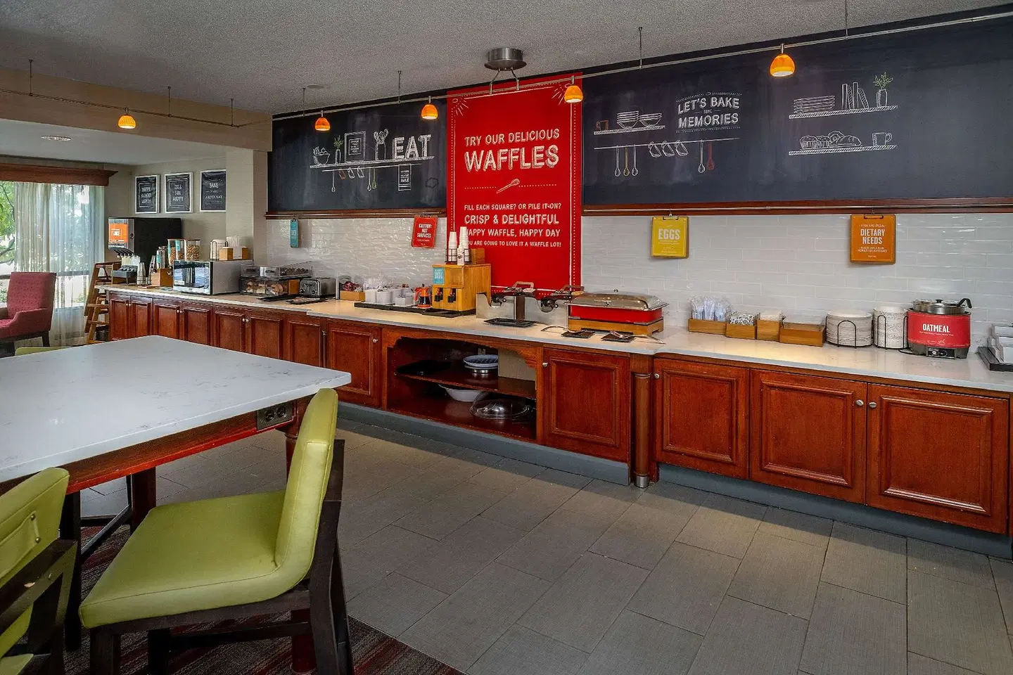 Hampton Inn Charleston-Downtown Bar