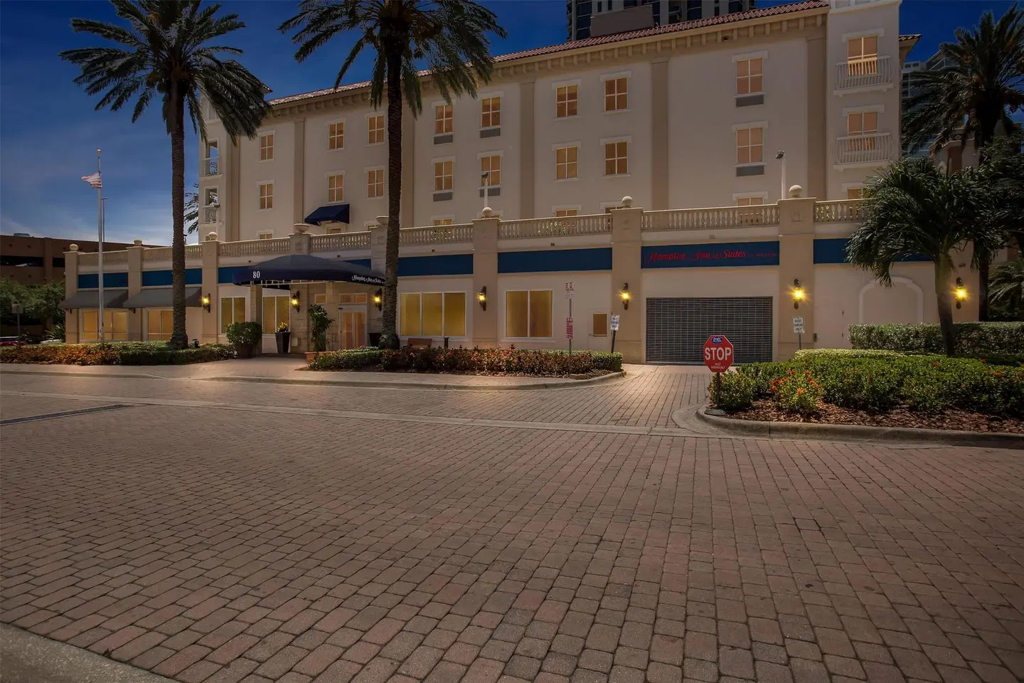 Hampton Inn & Suites St. Petersburg/Downtown EXTERIOR