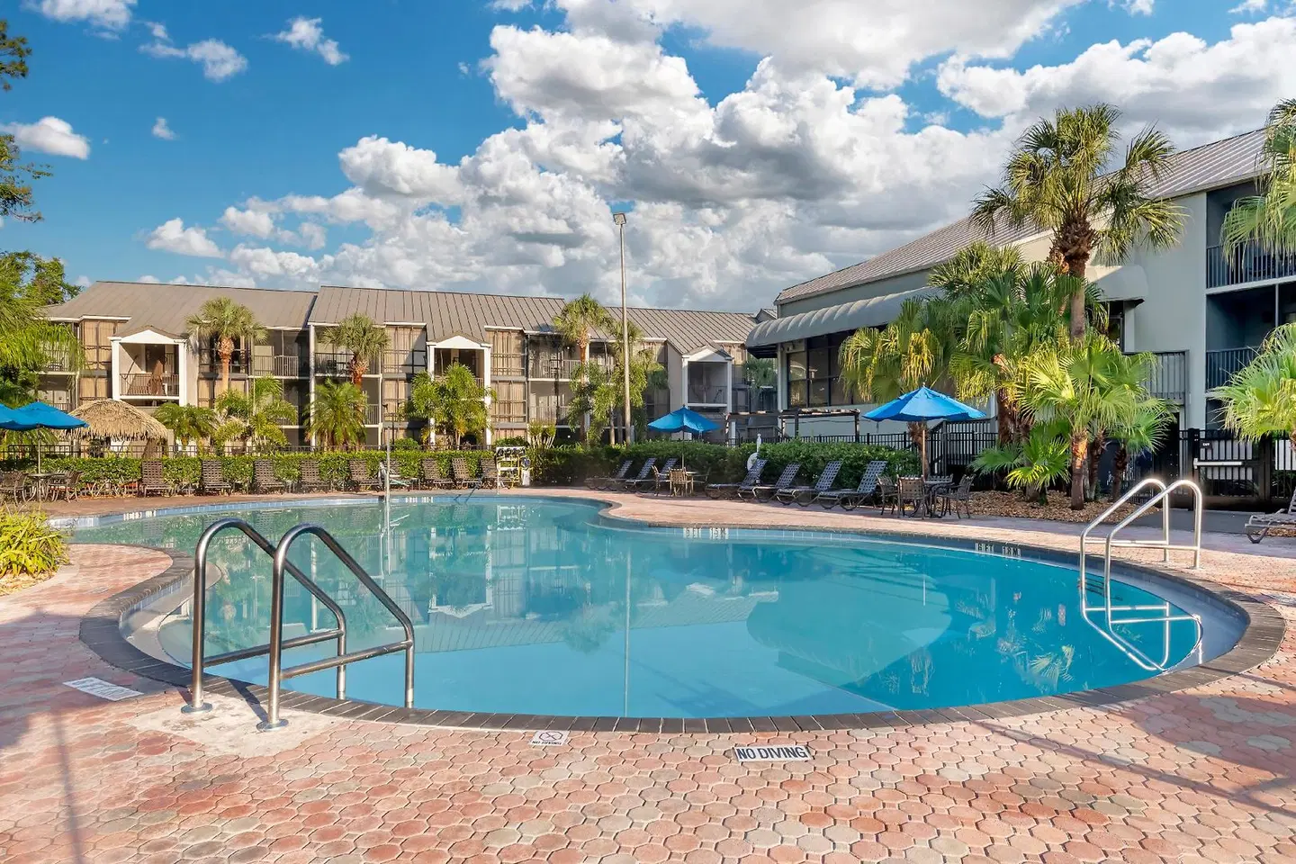 Parkway International OUTDOOR_POOL