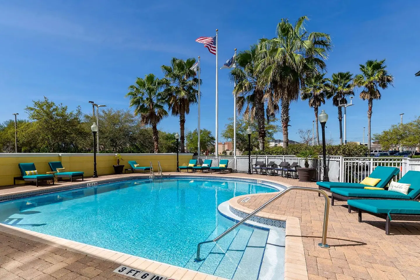 Hampton Inn & Suites Jacksonville Deerwood Park OUTDOOR_POOL
