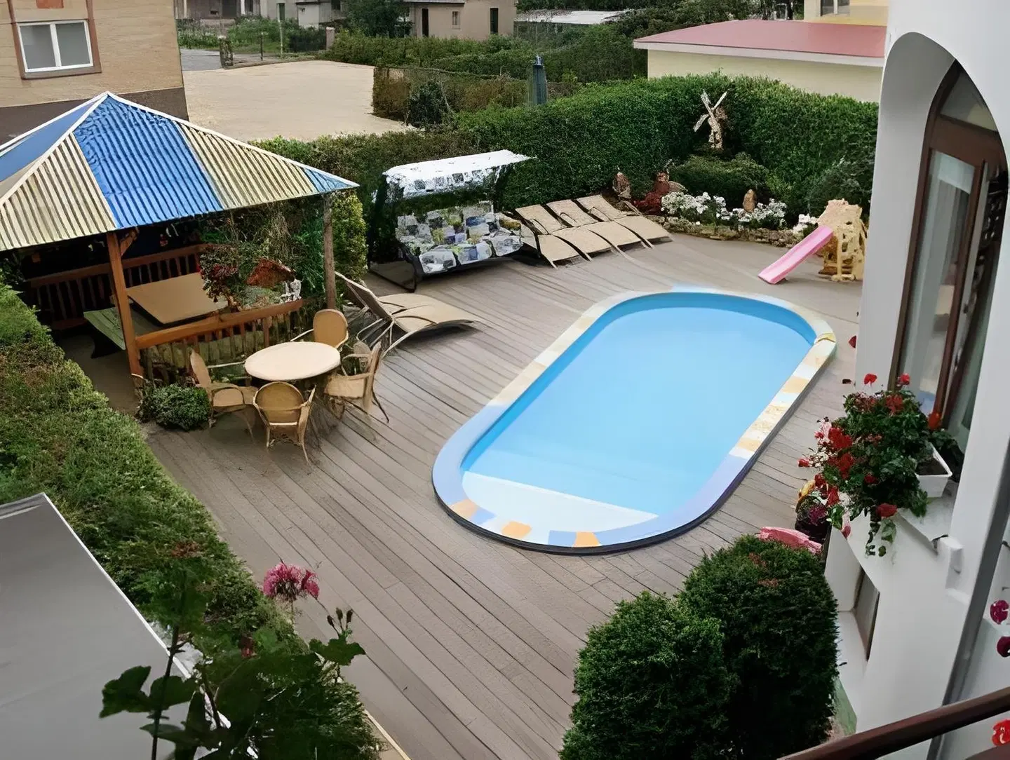 Po Kastonu OUTDOOR_POOL