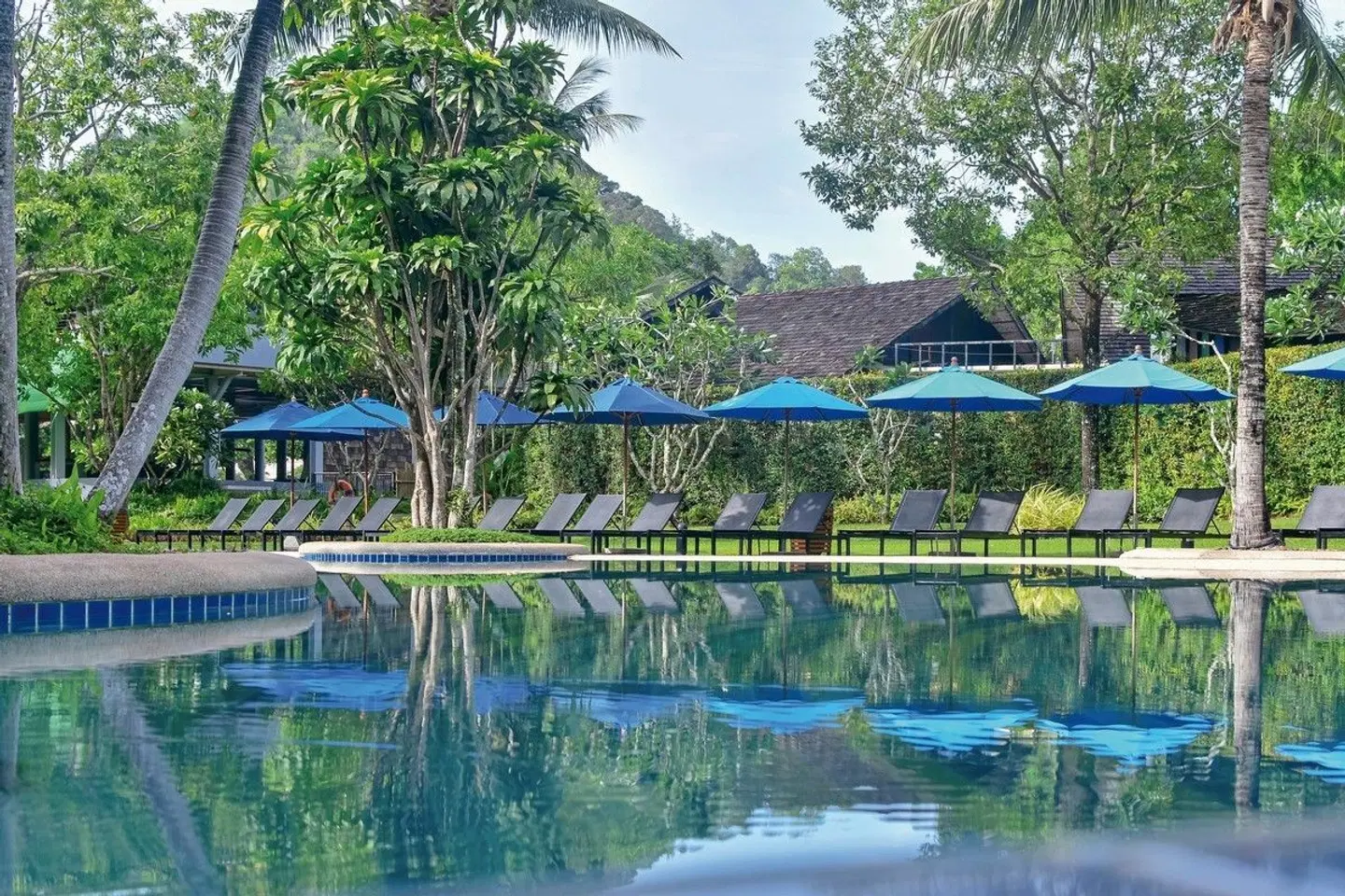 Holiday Ao Nang Beach Resort OUTDOOR_POOL