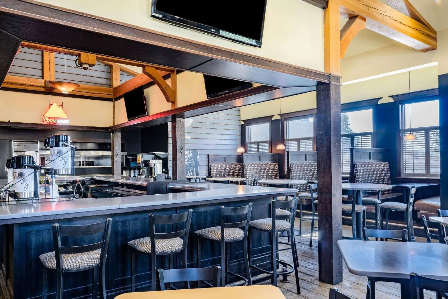 Hawthorn Suites by Wyndham Williston Bar