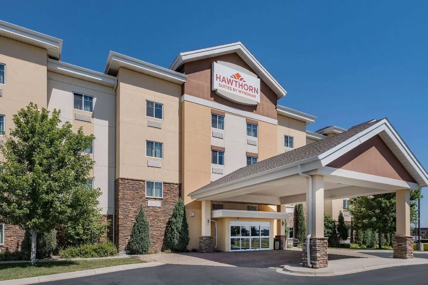 Hawthorn Suites by Wyndham Williston EXTERIOR
