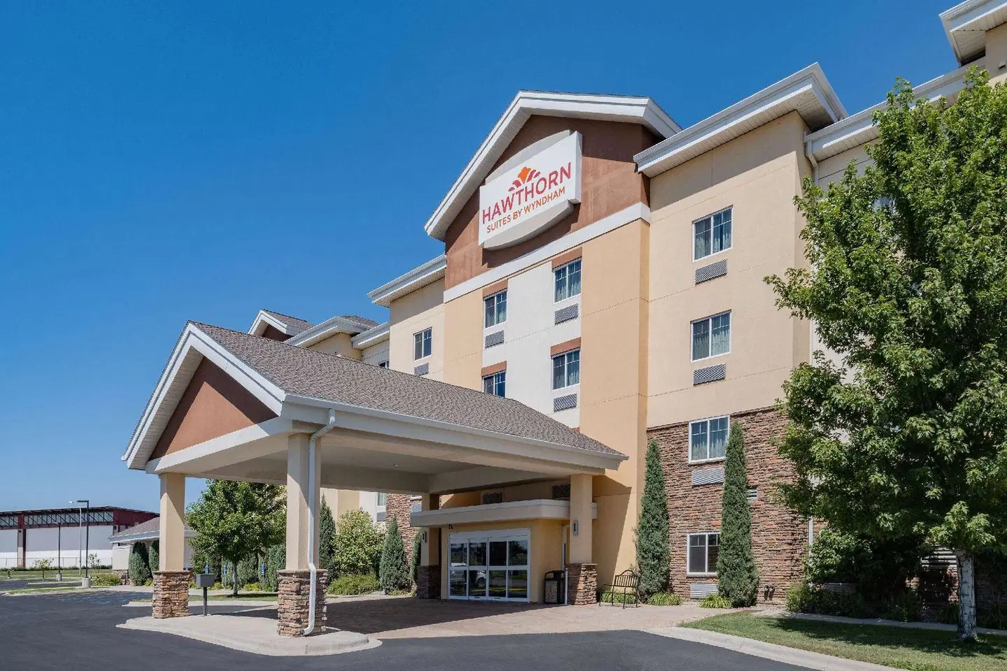 Hawthorn Suites by Wyndham Williston EXTERIOR