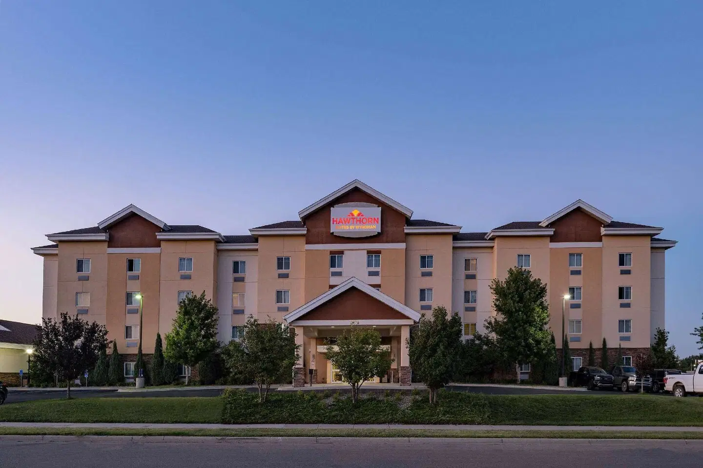 Hawthorn Suites by Wyndham Williston EXTERIOR