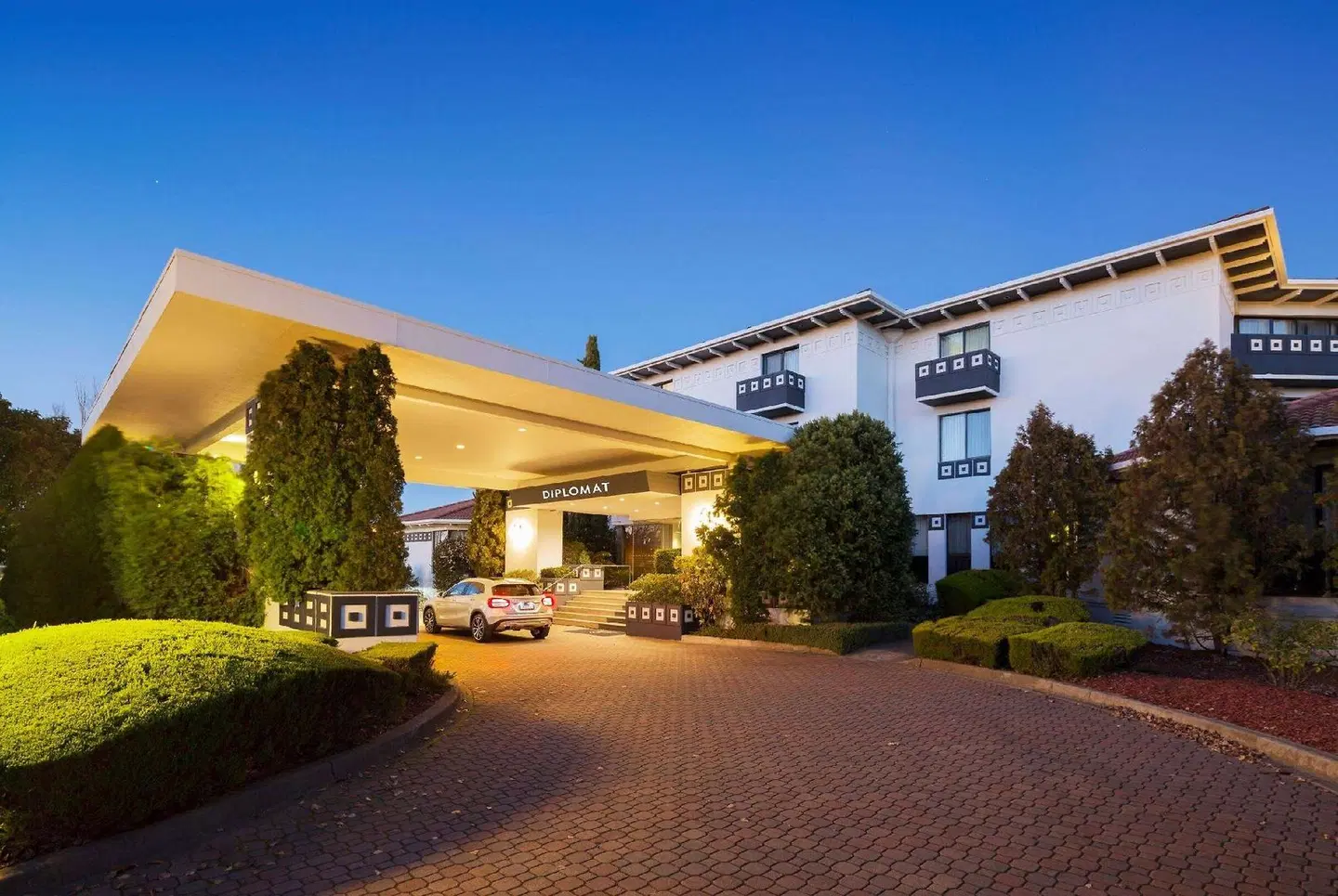 Ramada by Wyndham Diplomat Canberra EXTERIOR