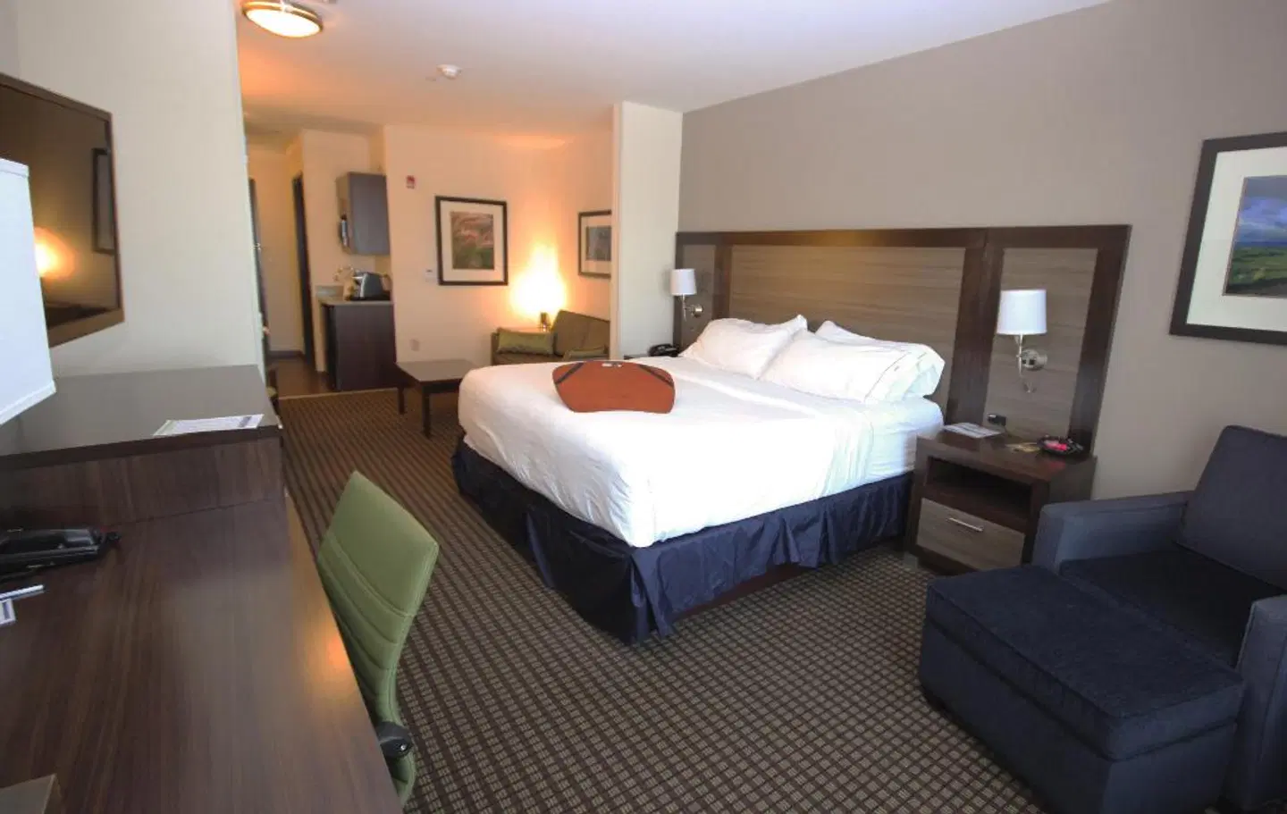 Holiday Inn Express & Suites Belgrade ROOM_EXAMPLE