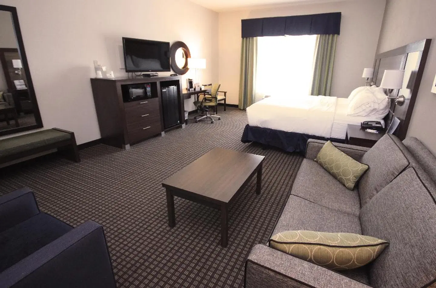 Holiday Inn Express & Suites Belgrade ROOM_EXAMPLE