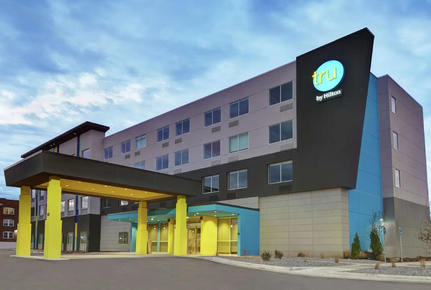 Tru by Hilton Springfield Downtown EXTERIOR