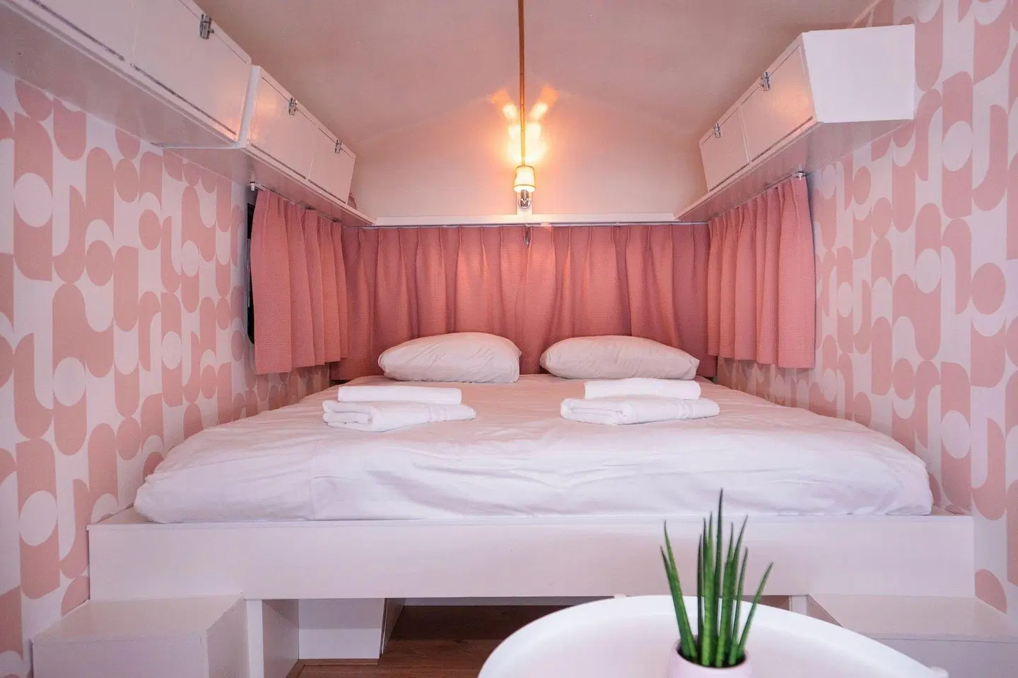Outside Inn ROOM_EXAMPLE