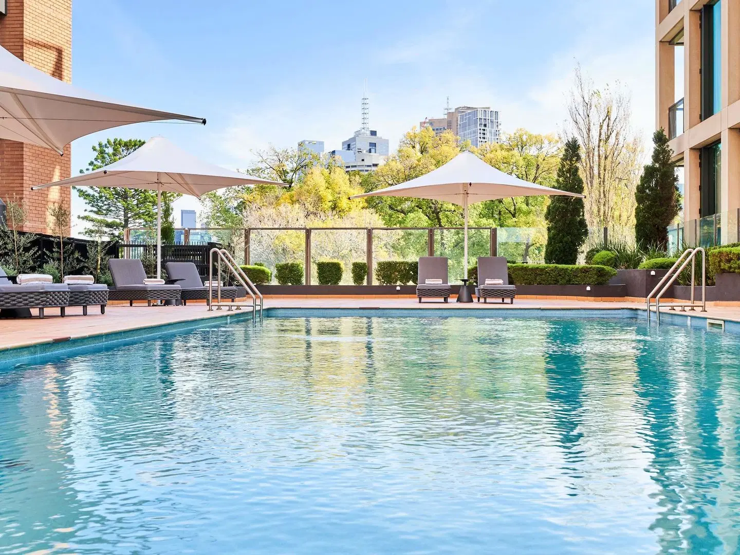 Pullman Melbourne On the Park OUTDOOR_POOL
