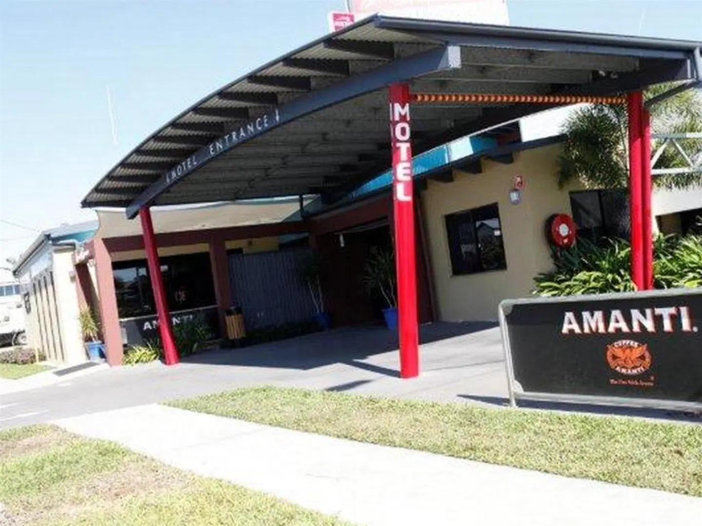 Ayr Traveller's Motel EXTERIOR