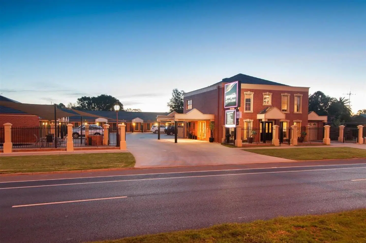 Georgian Motor Lodge EXTERIOR