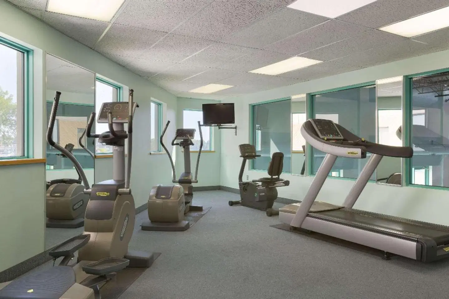 RAMADA BY WYNDHAM BELLEVILLE HARBOURVIEW C.C: SPORTS_AND_LEISURE
