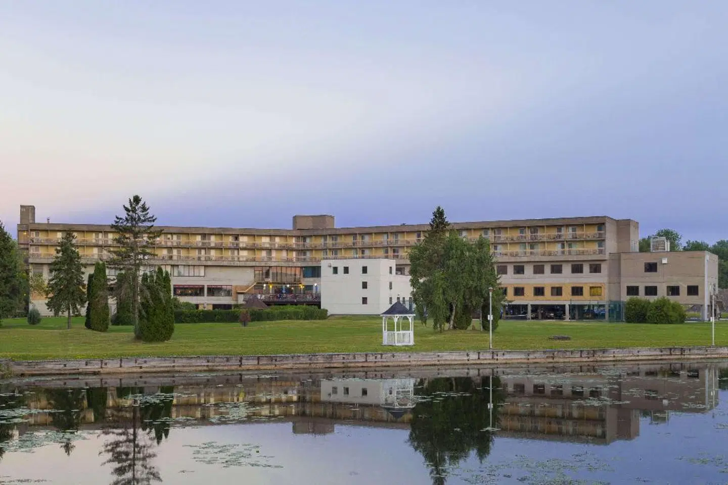 RAMADA BY WYNDHAM BELLEVILLE HARBOURVIEW C.C: EXTERIOR