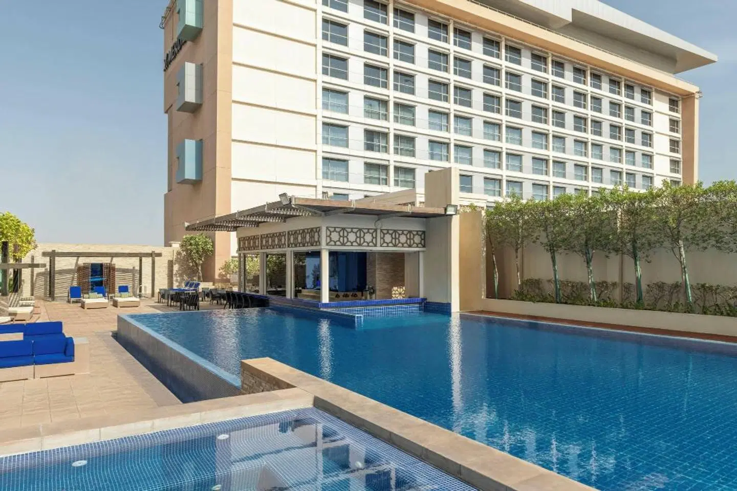 Le Meridien Bahrain City Centre OUTDOOR_POOL