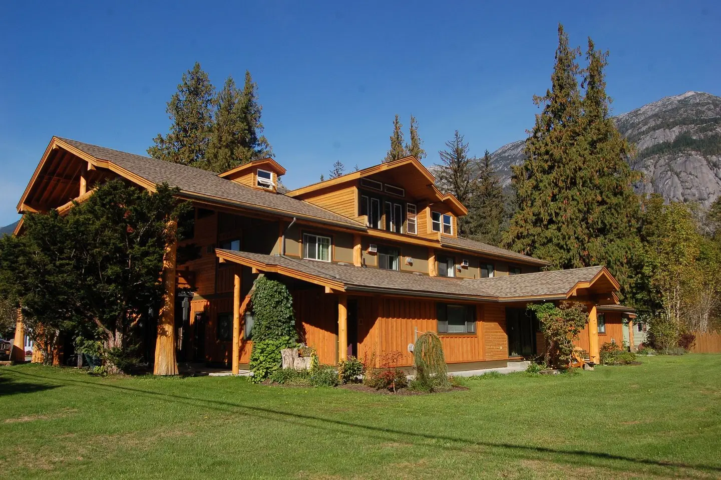 Bella Coola Mountain Lodge EXTERIOR