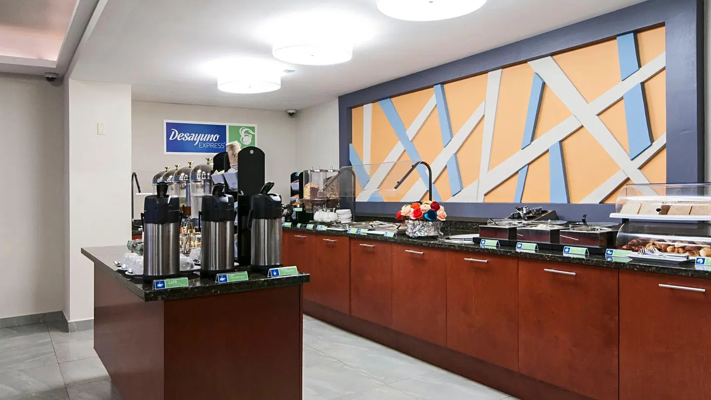 Holiday Inn Express Cabo San Lucas by IHG Bar