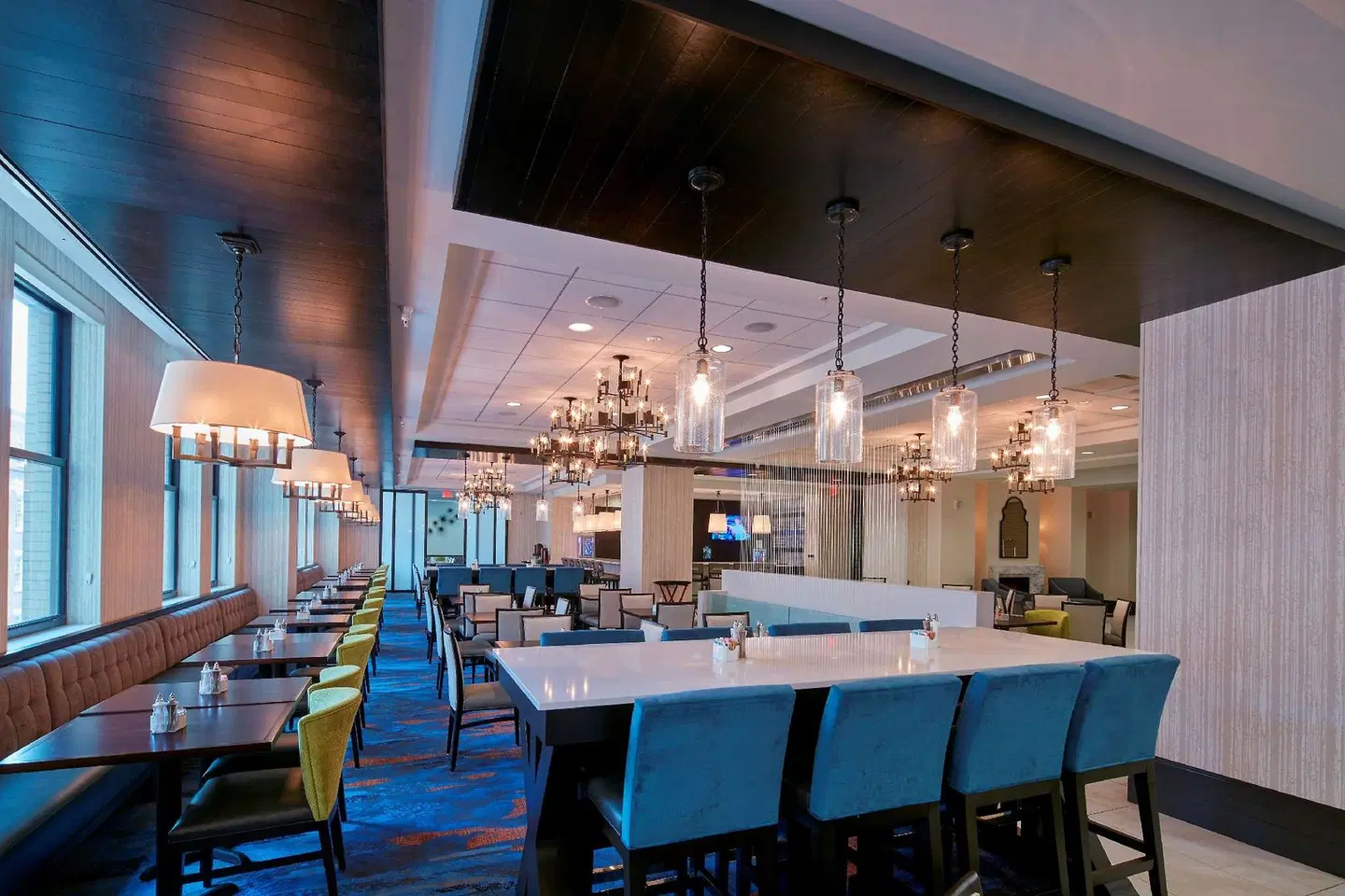 Embassy Suites by Hilton Louisville Downtown Bar