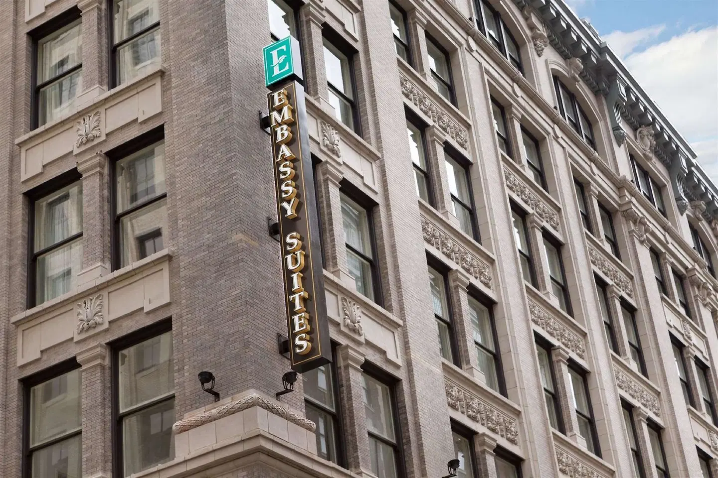 Embassy Suites by Hilton Louisville Downtown EXTERIOR