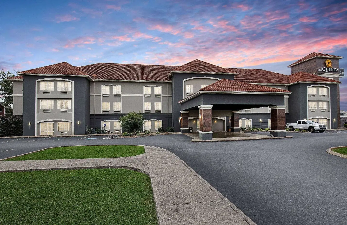 La Quinta Inn & Suites by Wyndham Bowling Green EXTERIOR