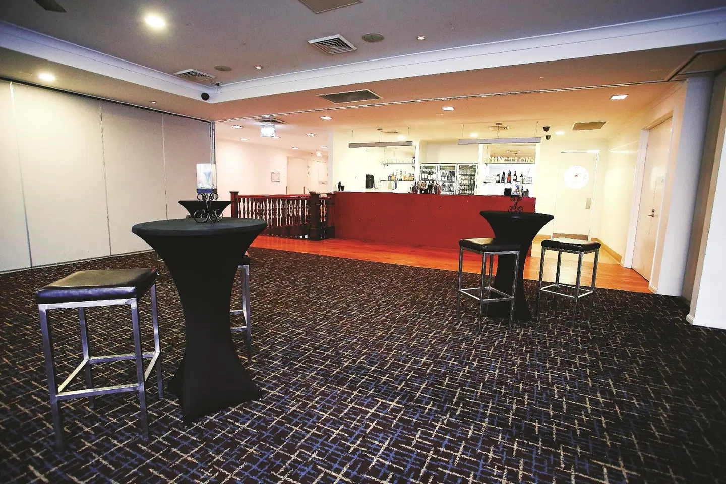 Oaks Metropole Hotel Bar