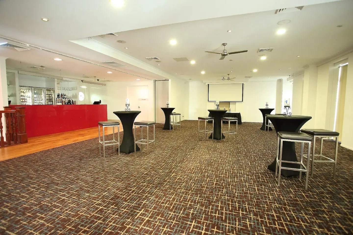 Oaks Metropole Hotel Bar