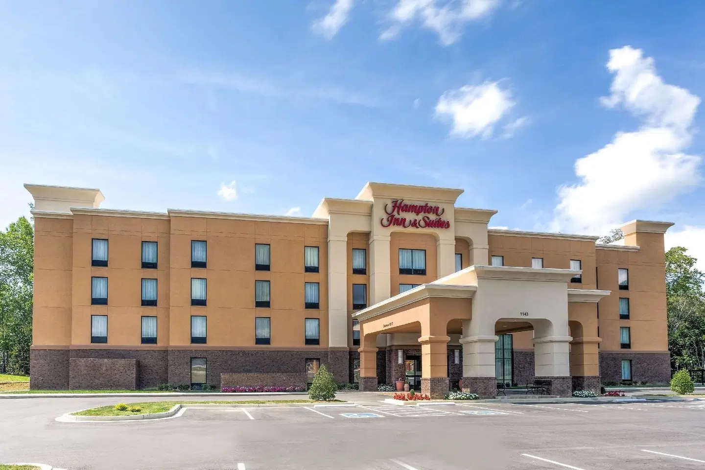 Hampton Inn & Suites Manchester EXTERIOR