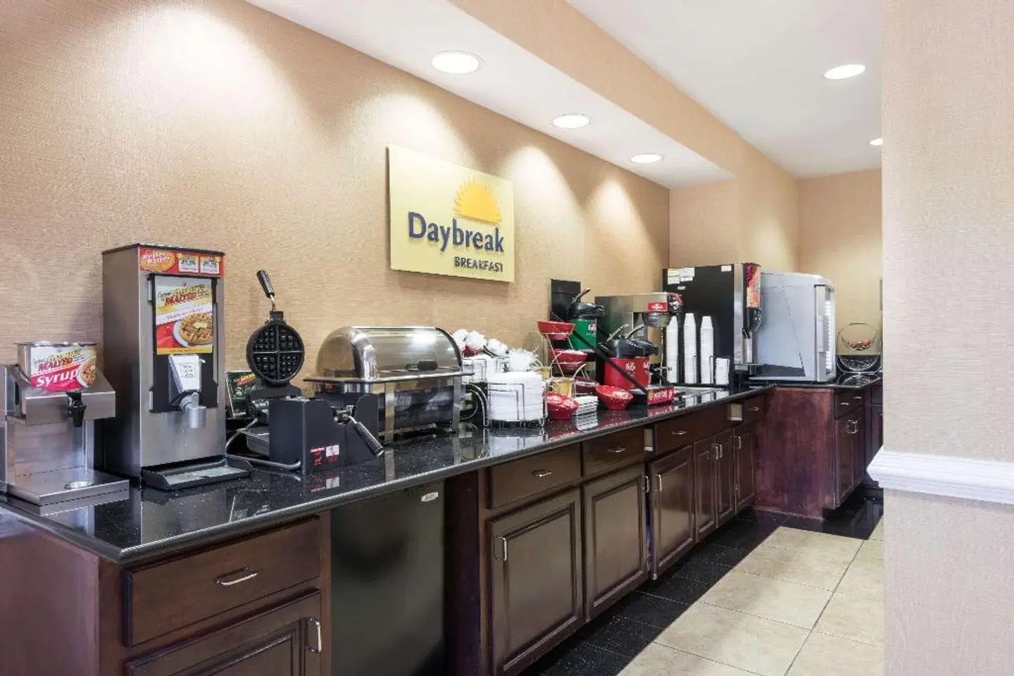 Days Inn & Suites by Wyndham Prattville-Montgomery Bar