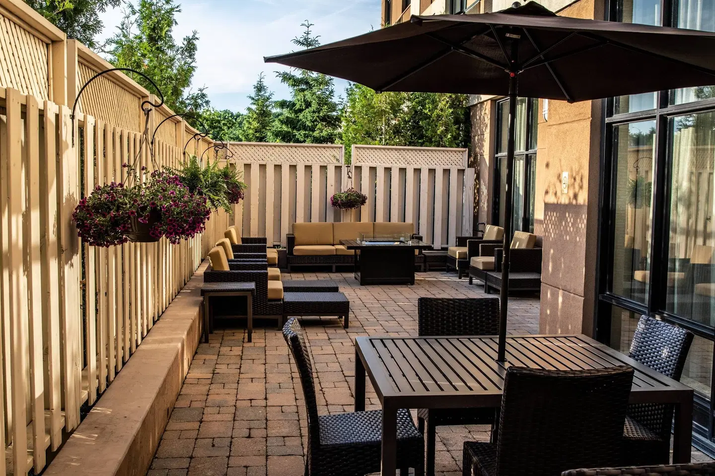 Courtyard by Marriott Kingston Highway 401/Division Street Terrasse