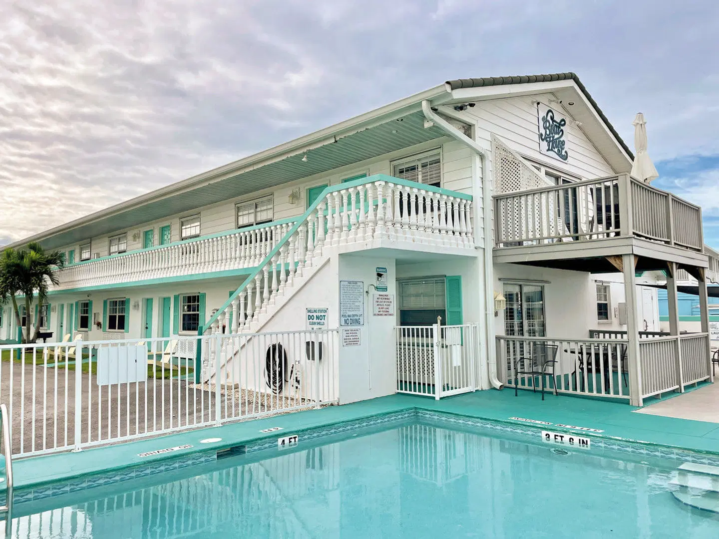 The BoatHouse Motel OUTDOOR_POOL