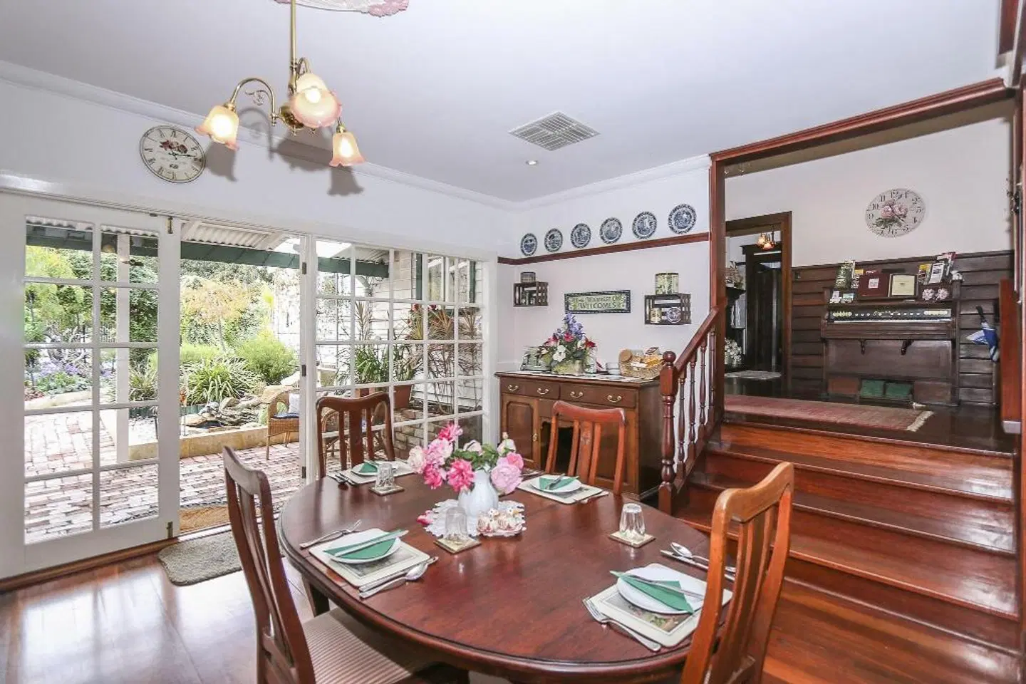 Rosebridge House Bed & Breakfast Restaurant