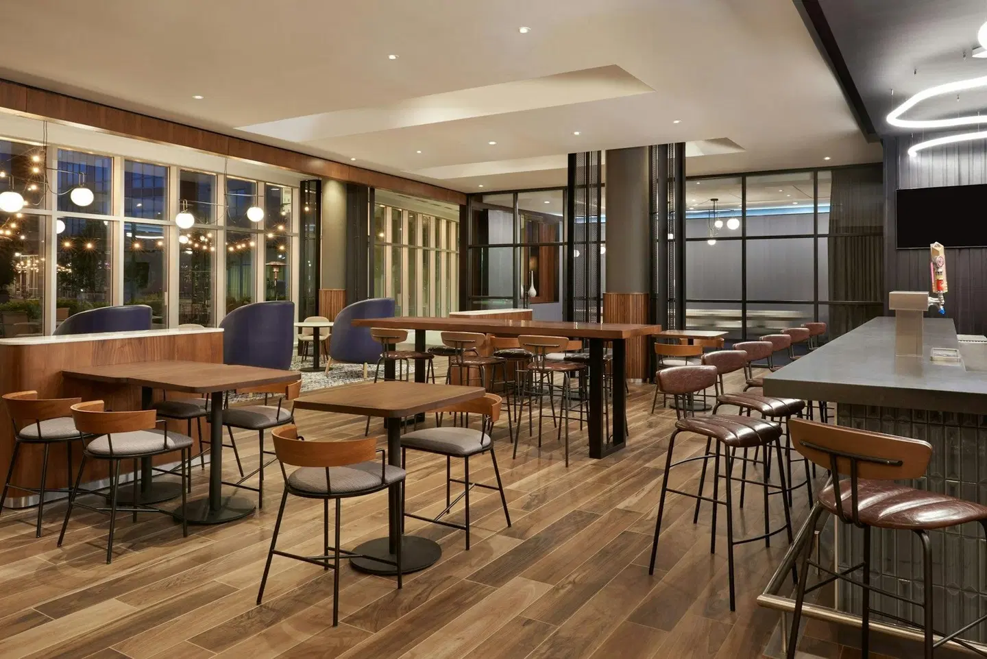 Courtyard by Marriott Calgary Airport Bar