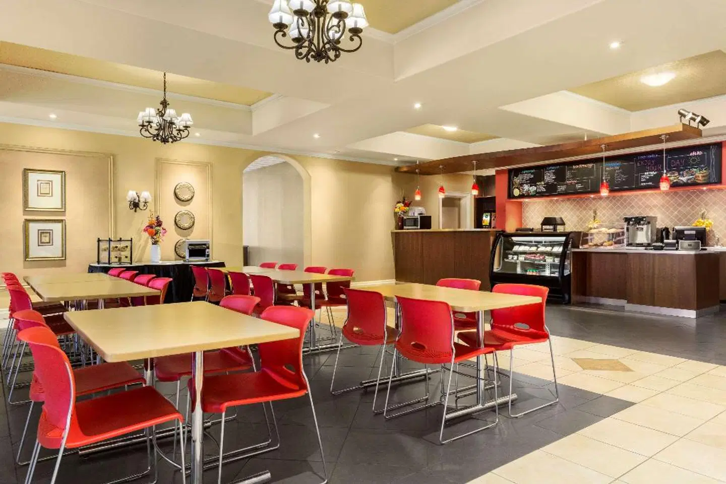 Days Inn by Wyndham Niagara Falls Centre St. By the Falls Bar