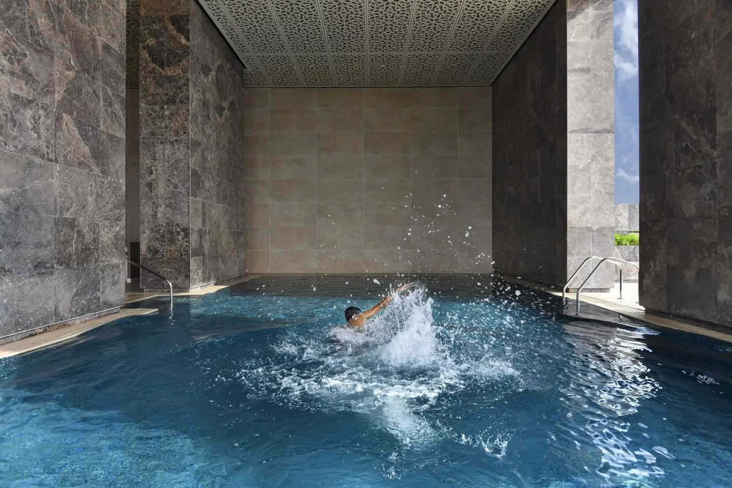 voco Doha West Bay Suites by IHG Hallenbad