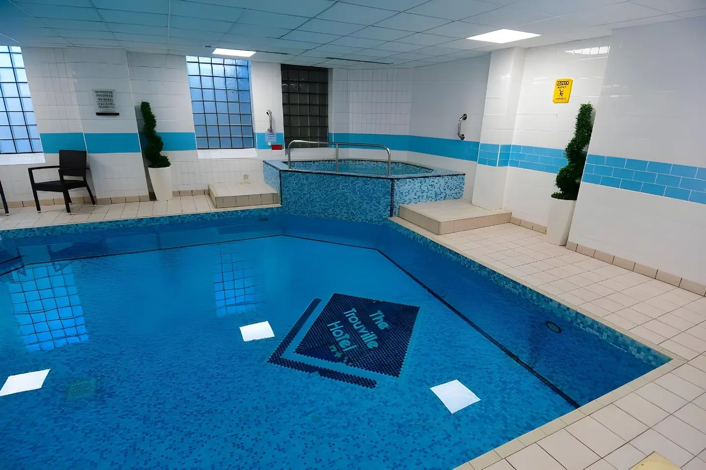 Trouville Hotel Hallenbad