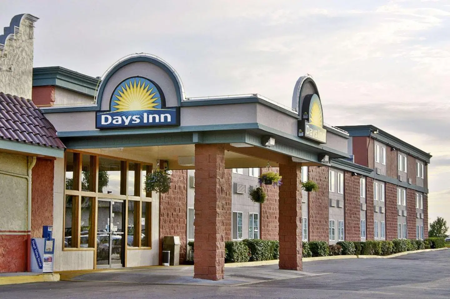 Days Inn by Wyndham Mt. Vernon EXTERIOR