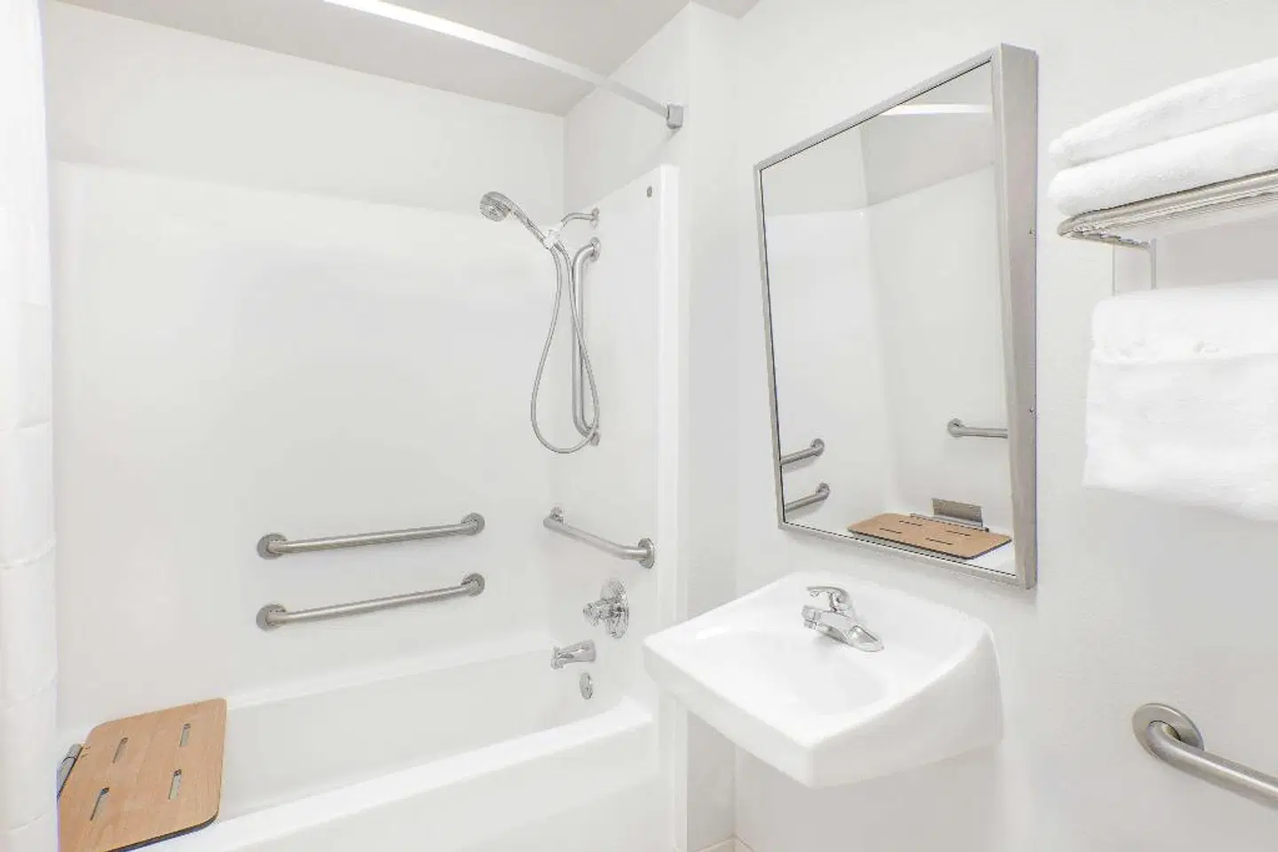 Days Inn by Wyndham Mountain Home Badezimmer