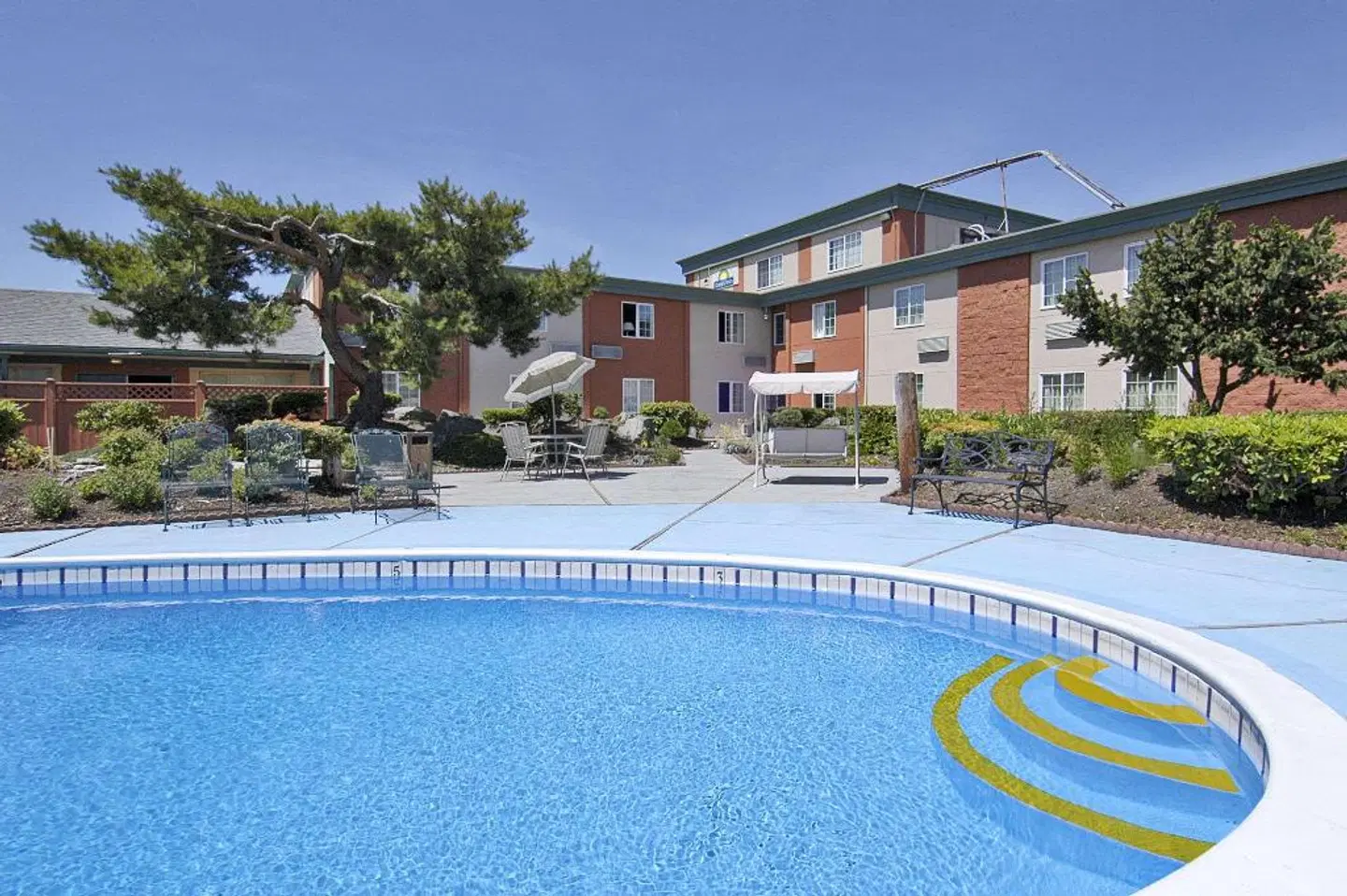 Days Inn by Wyndham Mt. Vernon OUTDOOR_POOL