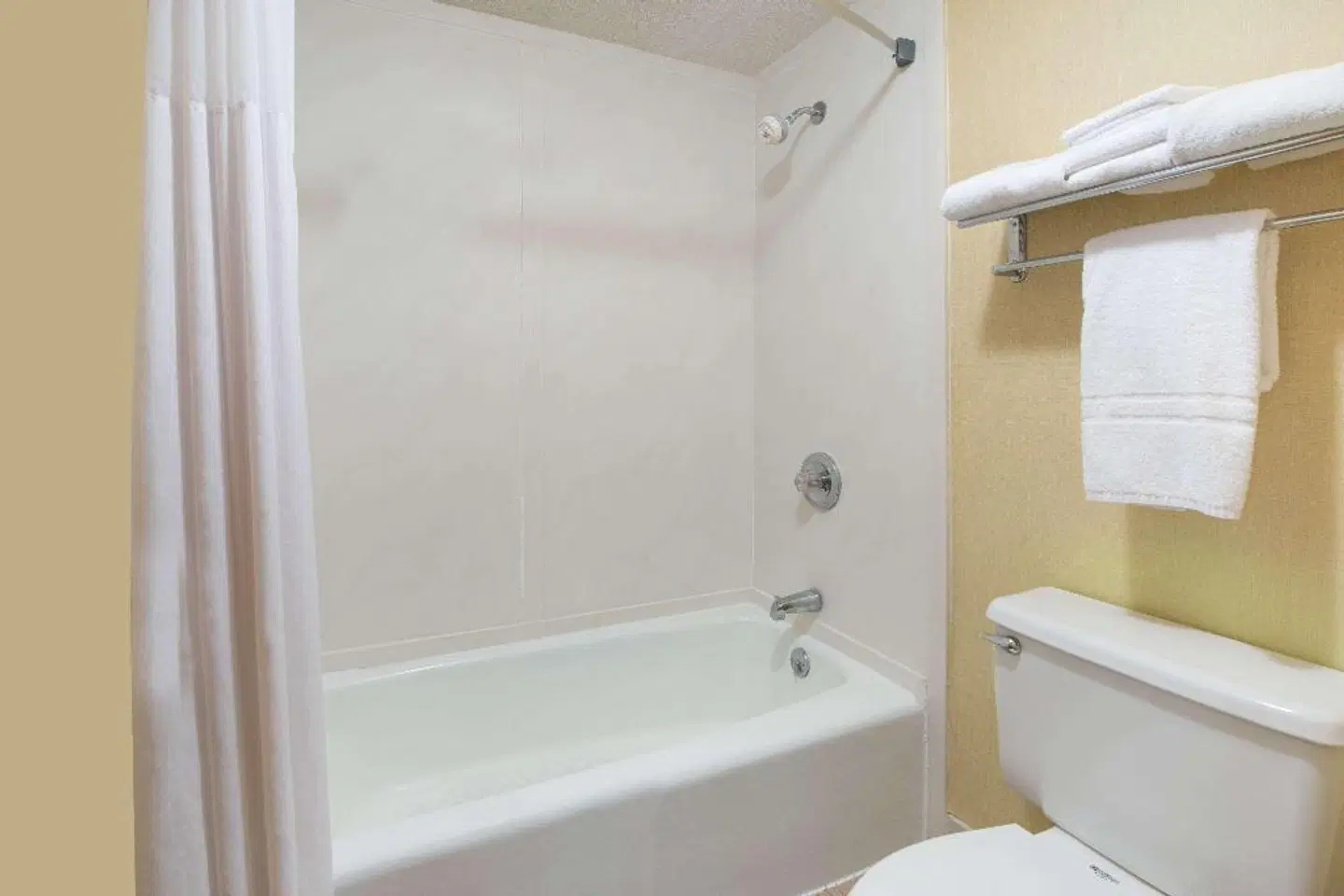 Days Inn by Wyndham Paducah Badezimmer