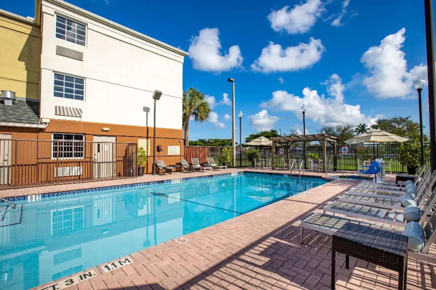 Sonesta Simply Suites Miami Airport Doral OUTDOOR_POOL
