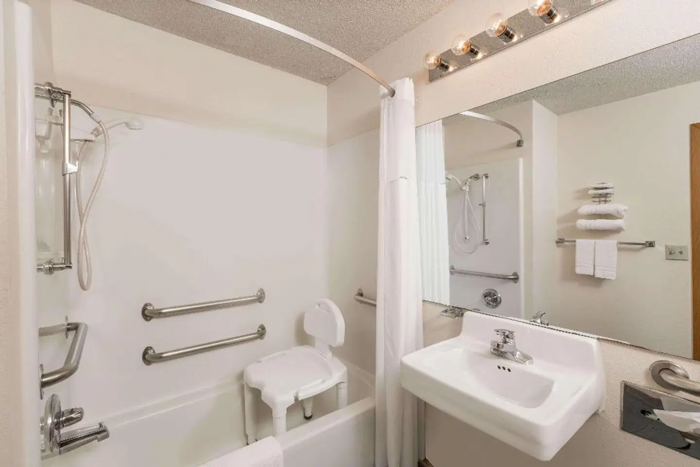 Howard Johnson by Wyndham, Wichita Airport Badezimmer