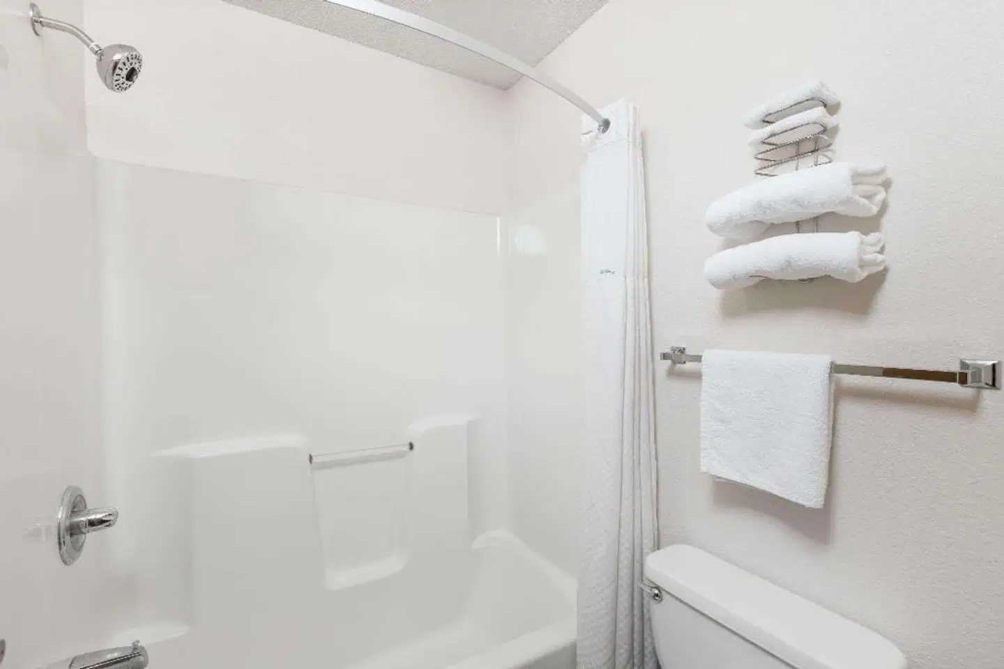 Howard Johnson by Wyndham, Wichita Airport Badezimmer