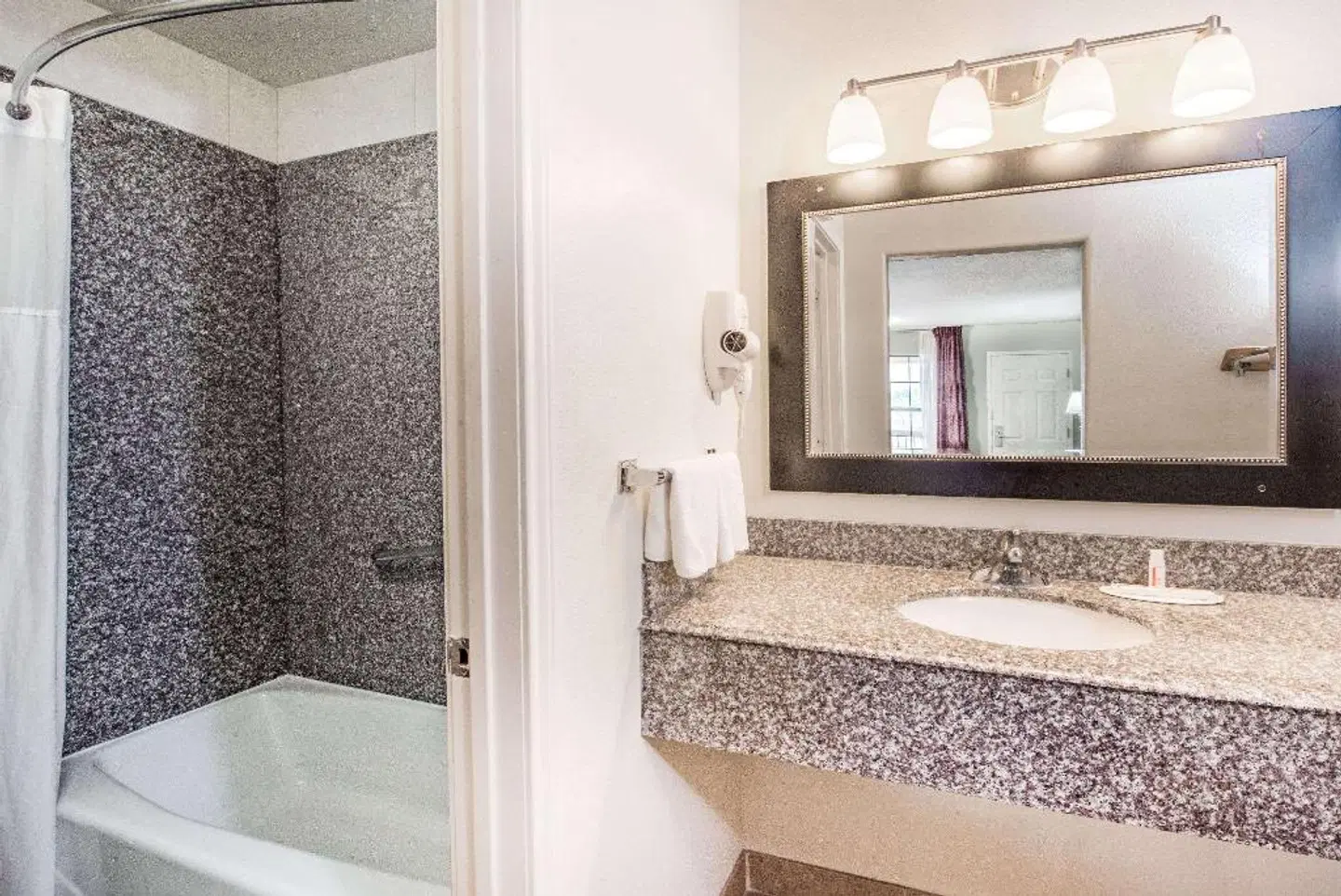 Days Inn by Wyndham McAllen Badezimmer
