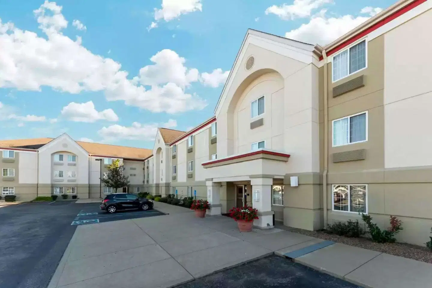 MainStay Suites Wichita Northeast EXTERIOR