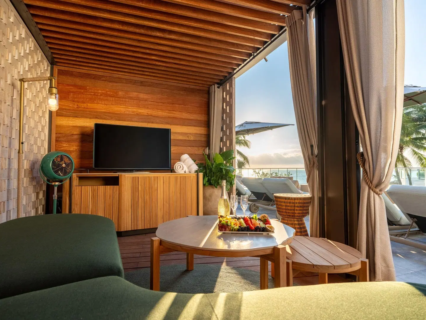 The Diplomat Beach Resort Hollywood, Curio Collection by Hilton LOUNGE_LOBBY