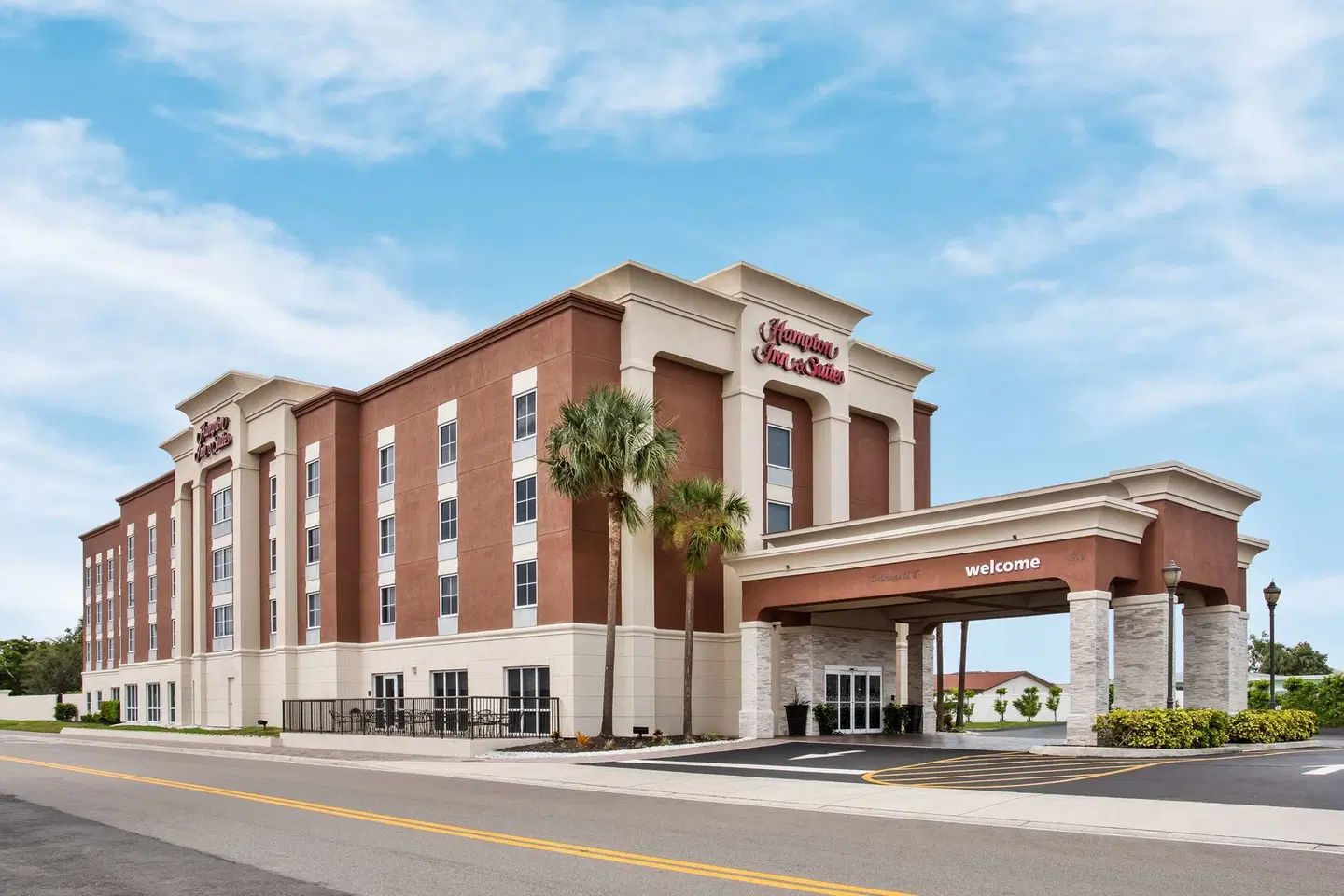 Hampton Inn & Suites Cape Coral EXTERIOR
