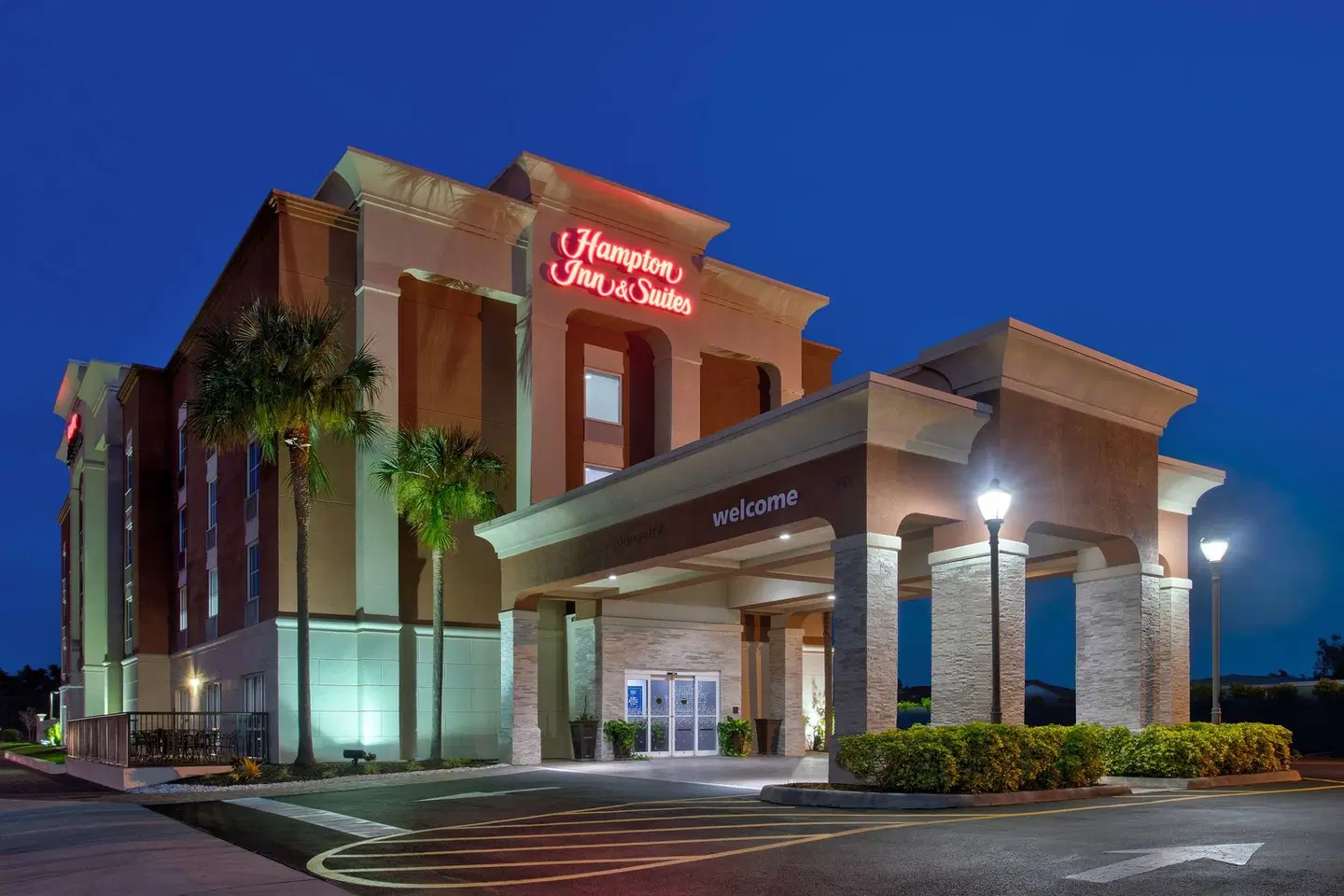 Hampton Inn & Suites Cape Coral EXTERIOR