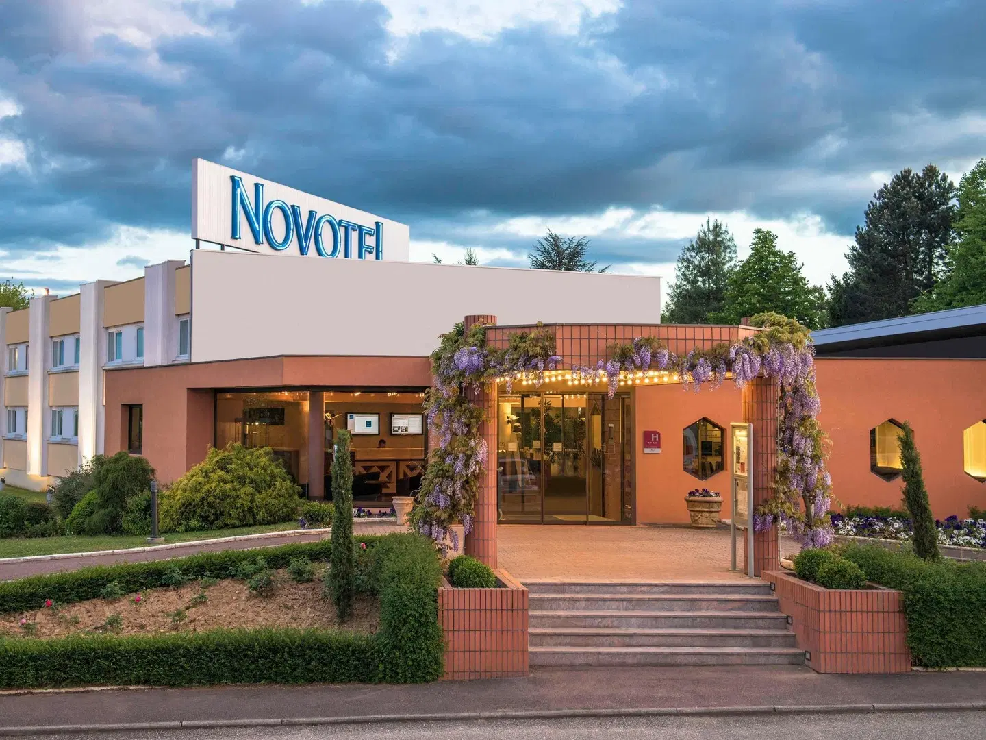 Novotel Mâcon Nord Hotel EXTERIOR